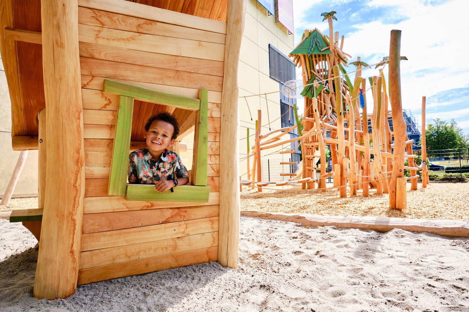 Kinder auf Klettergerüst Kleinkind, steht auf Klettergerüst, Klettergerüst aus Holz