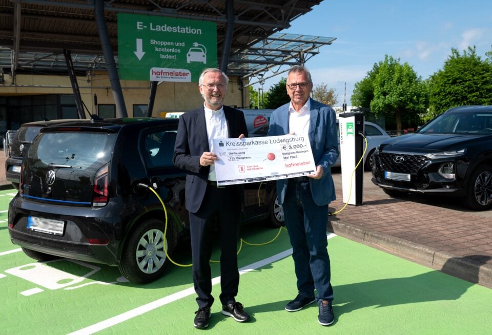 Spendenübergabe, 2 Personen, Scheck übergabe