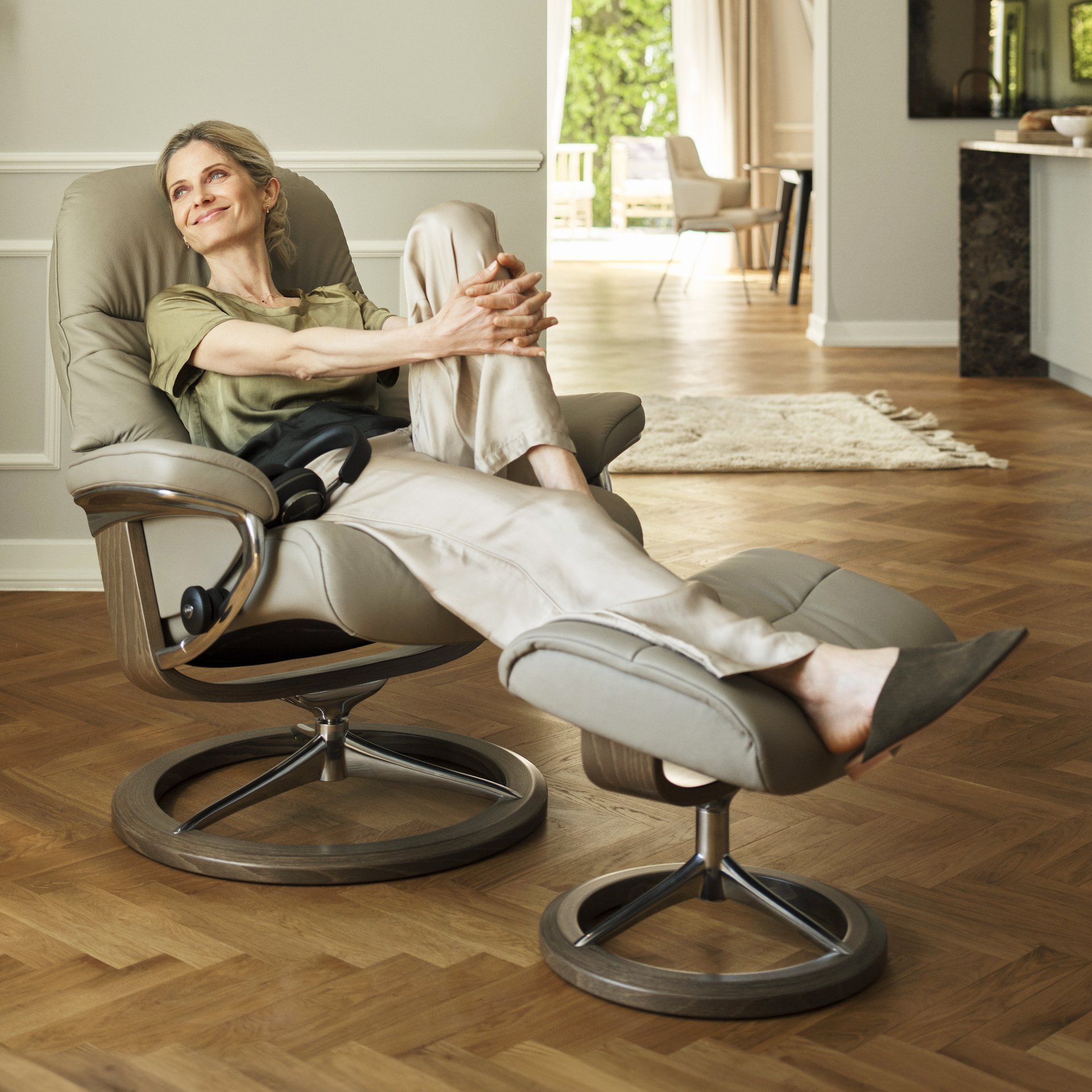 Stressless Relaxsessel mit Hocker Sunrise M Signature M Bezug Leder Batick Cream 13, Gestell Chrom 40, Fuß Smoked Oak 13